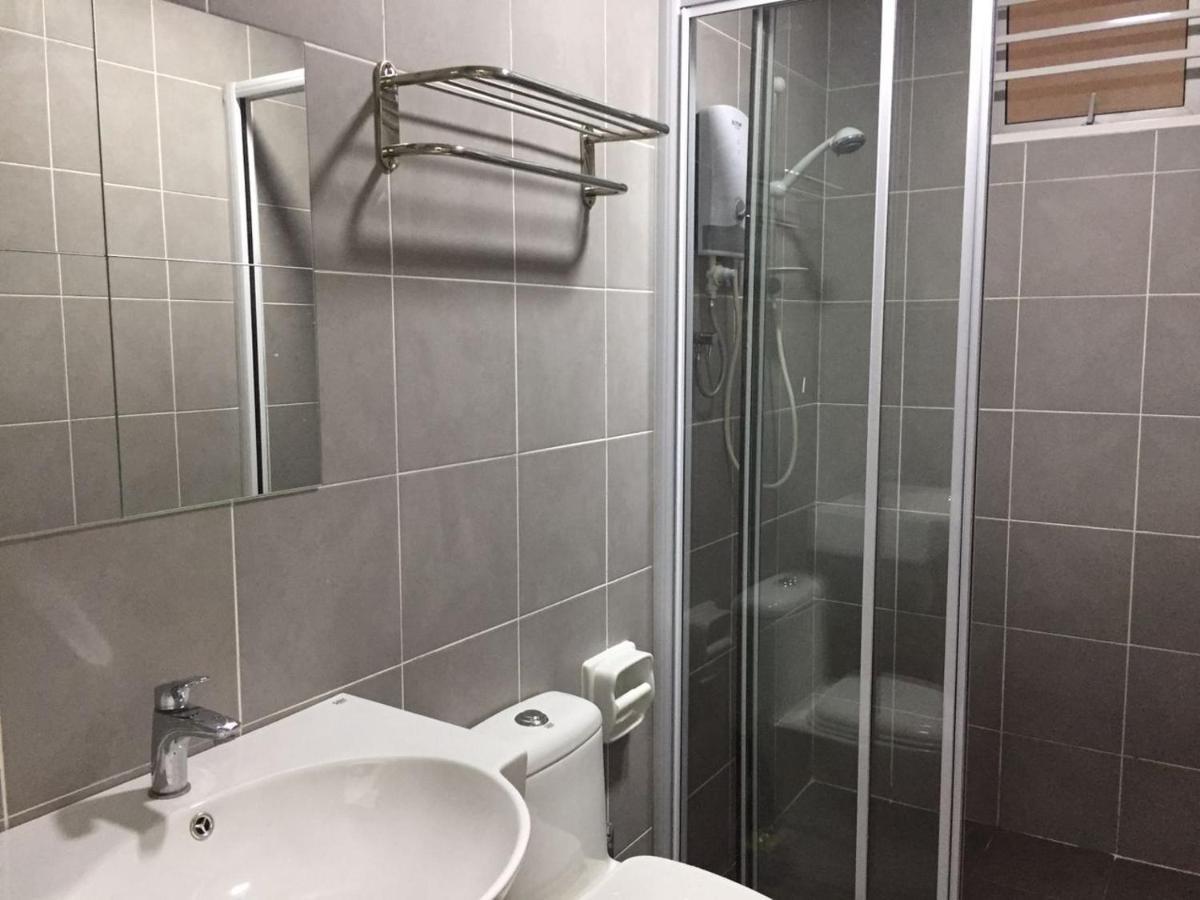 Del'S Guesthouse @ Southville Same Level With Pool Fits 8 Bangi Exteriör bild